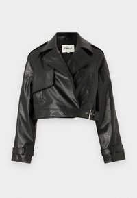 Veste noire en simili cuir cropped, avec une finition texturée, des revers larges, des accents de ceinture et deux poches avant. Présente des épaules structurées.