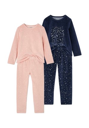 Zwei Kinder-Pyjama-Sets mit langem Arm, eines rosa mit kleinen Sternen und Monden, eines marineblau mit größeren Stern- und Sternbildmustern.