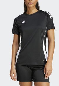 Tricou sportiv negru cu dungi albe pe laterale, mâneci scurte, guler rotund și un material ușor, texturat. Include un logo pe piept.