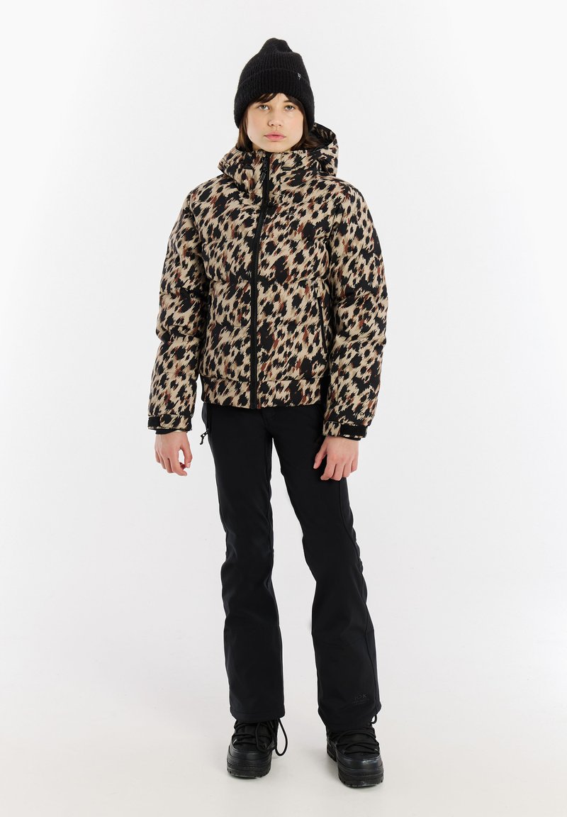 Leopardenmusterte Puffy-Jacke, beige und schwarz, mit Reißverschluss und Kapuze. Getragen mit schwarzen Hosen und schwarzen Schnürstiefeln.