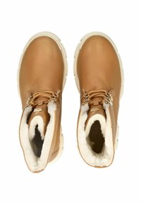 Botas de tobillo de cuero marrón con forro de piel blanca, parte delantera con cordones, herrajes plateados y suelas gruesas blancas.