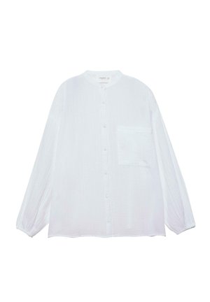 Weißes langärmeliges Hemd mit Knopfleiste, rundem Kragen und einer einzelnen Brusttasche auf der linken Seite.