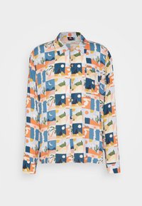 Chemise à manches courtes boutonnée avec un motif géométrique multicolore comprenant des paysages et des formes en bleu, orange, vert et crème.