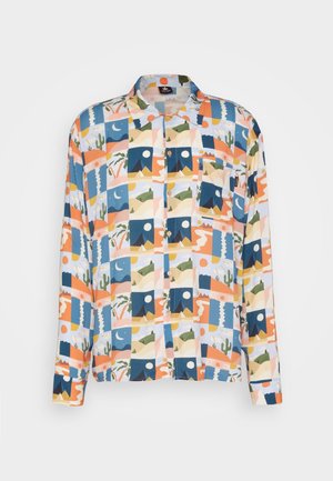 Chemise à manches courtes boutonnée avec un motif géométrique multicolore comprenant des paysages et des formes en bleu, orange, vert et crème.