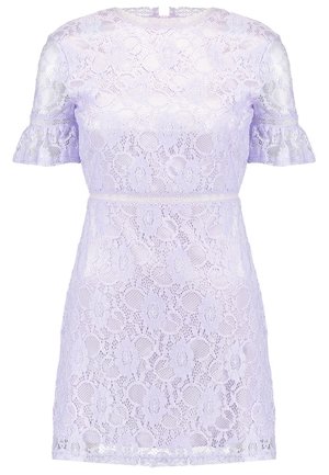 Liliowa mini sukienka z krótkim rękawem, z koronkową warstwą w kwiatowy wzór, dopasowaną talią, okrągłym dekoltem i falbankami na końcach rękawów.