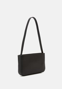 Sac à main en cuir noir avec une longue bandoulière fine. Présente une texture lisse et une forme rectangulaire, offrant un design minimaliste.