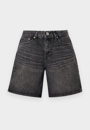 Shorts en denim noir à coupe droite, avec une fermeture à bouton à l'avant, cinq poches et des motifs de décoloration subtils.