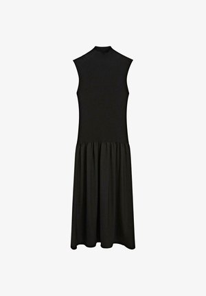 Mouwloze zwarte jurk met nauwsluitend geribd lijfje, nepcol en een geplooide rok die tot halverwege de kuit valt.