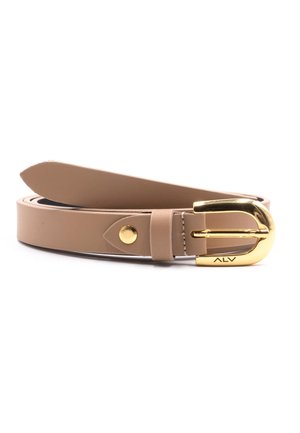 Cintura in pelle beige con fibbia dorata lucida, caratterizzata da una punta appuntita e delicate cuciture vicino alla fibbia.