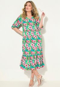 Blumenkleid in lebhaftem Türkis mit rosa Blumen und grünen Blättern, mit ausgestelltem Saum, V-Ausschnitt und Ärmeln in Ellbogenlänge.