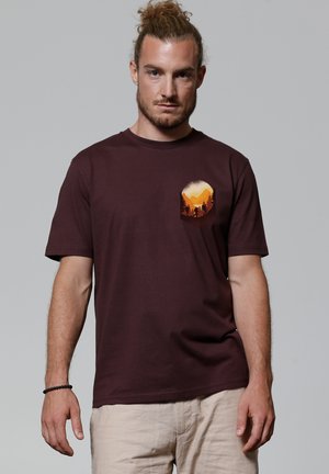 watapparel HIKING IN THE MOUNTAINS - T-shirt imprimé - red brown