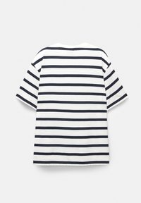 Witte T-shirt met korte mouwen en brede zwarte horizontale strepen, plat getoond van achter op een effen lichte achtergrond.
