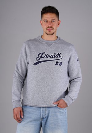 Grau Sweatshirt mit Rundhalsausschnitt und in Marineblau gesticktem Schriftzug "Picaldi 28". Verfügt über lange Ärmeln und gerippte Bündchen, kombiniert mit lässigen Jeans.