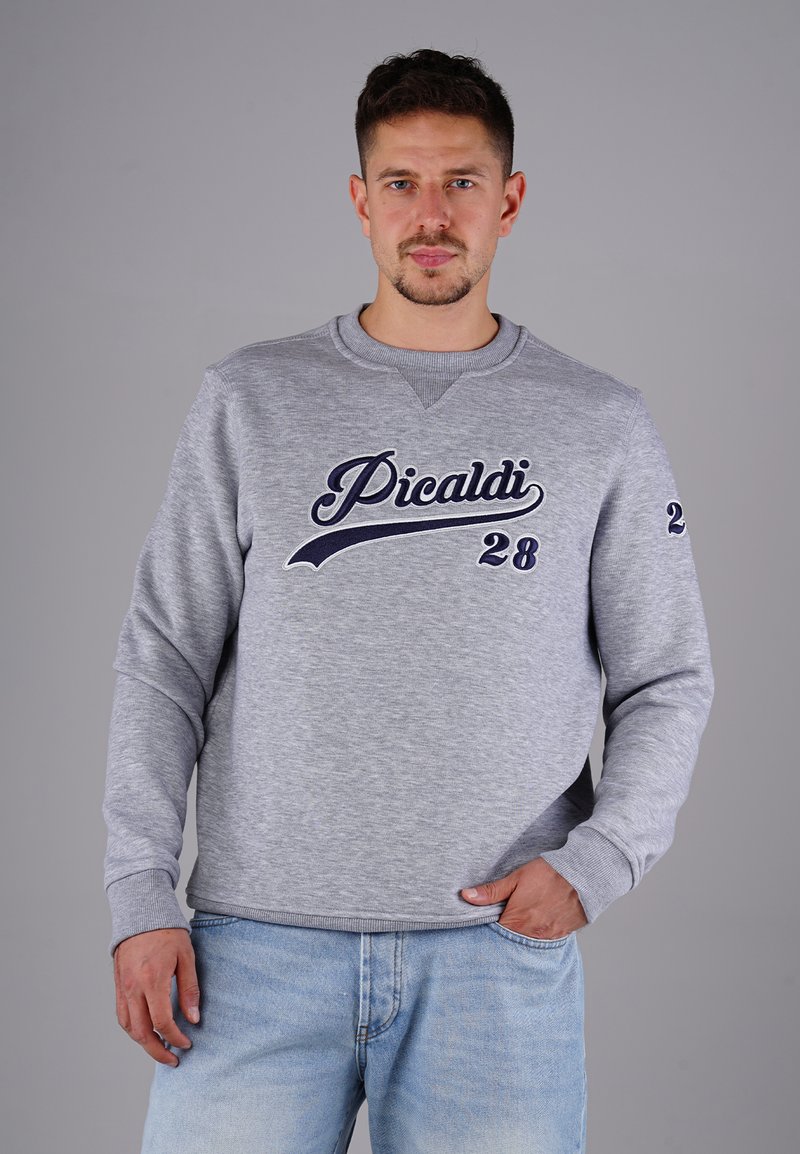 Grau Sweatshirt mit Rundhalsausschnitt und in Marineblau gesticktem Schriftzug "Picaldi 28". Verfügt über lange Ärmeln und gerippte Bündchen, kombiniert mit lässigen Jeans.
