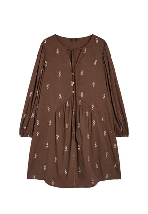 Brązowa sukienka z długimi rękawami, ozdobiona białym haftem kwiatowym, z okrągłym dekoltem, zapinana na guziki i z detalami w postaci marszczeń w spódnicy.