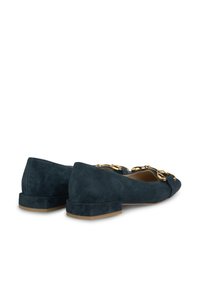 Ballerine in suede blu navy con punta appuntita, caratterizzate da un accento di catena dorata sul davanti e un tacco basso per una maggiore stabilità.