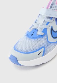 Αθλητικό παπούτσι σε ανοιχτό μπλε χρώμα με πλεκτό πάνω μέρος, λάστιχο σόλα και αντίθετες σκούρες μπλε λεπτομέρειες. Διαθέτει κορδόνια και λουράκι με βέλκρο για ασφαλή εφαρμογή.