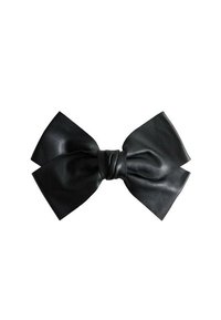 Fiocco in pelle nera con ampi anelli e centro annodato, progettato come accessorio per capelli o pezzo decorativo.