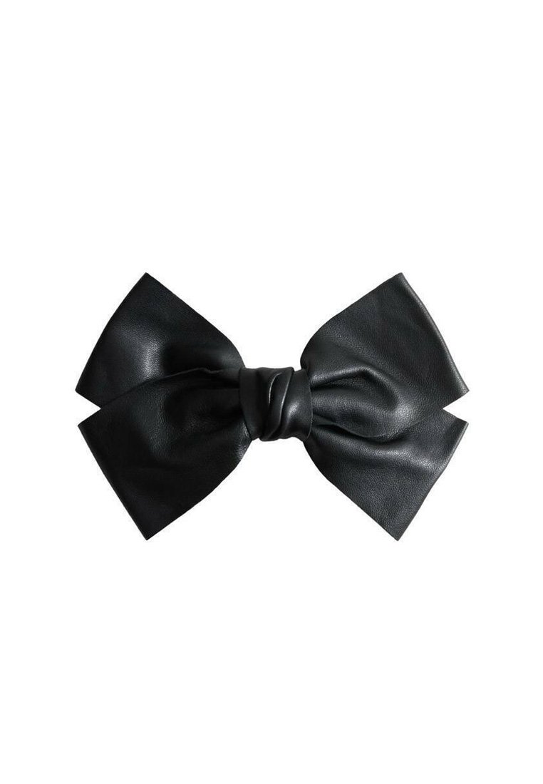 Fiocco in pelle nera con ampi anelli e centro annodato, progettato come accessorio per capelli o pezzo decorativo.