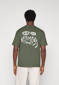 Karma8a REAL TEE - Majica kratkih rukava s printom - green