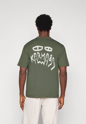 Karma8a REAL TEE - Trükipildiga T-särk - green