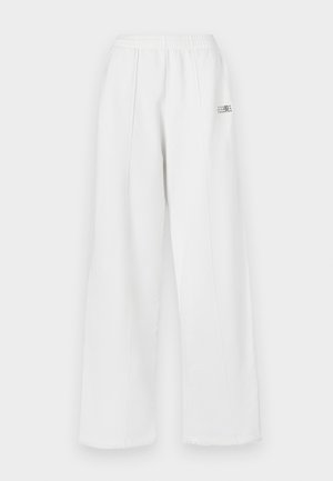 Pantaloni de trening albi, cu croială largă și talie elastică. Confecționați dintr-un material moale, având cusături laterale discrete și un mic logo imprimat aproape de buzunar.