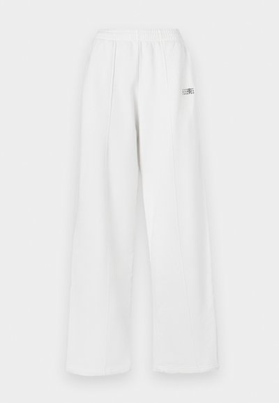 Baltie, platajīgas svārku bikses ar elastīgu jostasvietu. Izgatavotas no mīksta auduma ar delikātām sānu šuvēm un mazu izdrukātu logotipu pie kabatas.