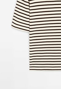 Chemise à manches courtes avec fines rayures horizontales noires et blanches sur un fond uni.
