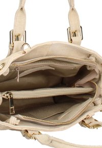 Beige suĂ©t tas met goudkleurige accenten, voorzien van twee ritsvakjes aan de binnenkant en meerdere compartimenten. Gevoerd met een gestructureerde buitenkant en stevige hengsels.