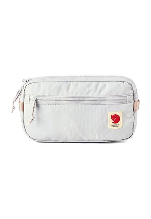 Vaaleanharmaa suorakaiteen muotoinen pussukka, jossa on etutasku vetoketjulla ja pieni beigeelle taustalle painettu punaisen ketun pään logo.