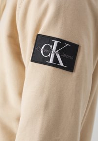 Calvin Klein Jeans Jersey con capucha - beige