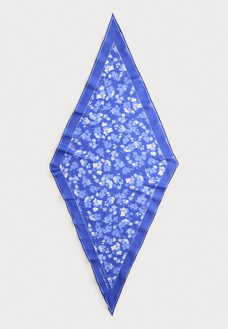 Svila plava šal u obliku dijamanta s cvjetnim uzorkom u svjetlijim nijansama plave i bijele boje, obrubljen čvrstim plavim rubom.