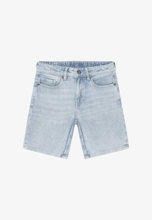 Shorts en denim bleu clair présentant un design classique à cinq poches, une coupe droite et une fermeture à boutons avec une ceinture marquée.