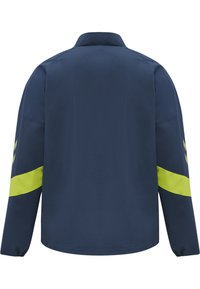 Mörkblå jacka med långa ärmar, utrustad med ett gult reflekterande band över axlarna och armarna. Slät tygkvalitet med en strukturerad krage.