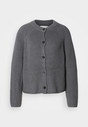 Šedý pletený kardigán s okrúhlym výstrihom, zapínaním na gombíky a rebrovanou textúrou. Má dlhé rukávy a skrátený strih.