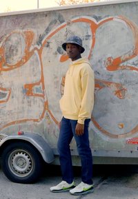 Levi's® TAB HOODIE UNISEX - Jersey con capucha - yellow plum