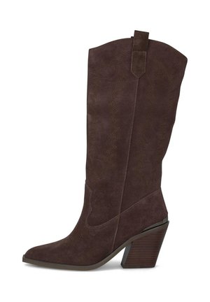 Botas de cowboy de ante marrón con puntera puntiaguda, costuras decorativas y un tacón apilado. Cuenta con una lengüeta para facilitar su puesta.