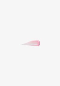 Crème ou lotion rose clair étalée, présentant une texture lisse avec un dégradé subtil vers les bords et une finition brillante.