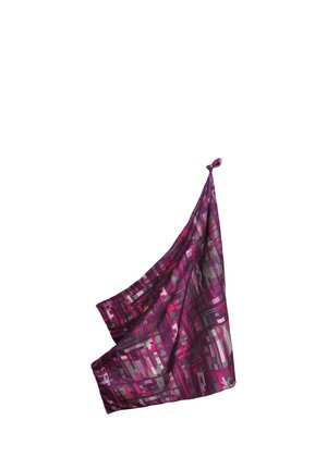 Foulard carré en soie avec des motifs géométriques abstraits dans des tons de rose, violet et gris, suspendu par un coin noué.