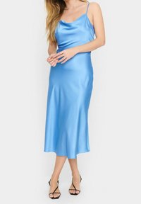 Satinblå slipsklänning med en avslappnad passform, justerbara spaghettiband och en jämn yta, som når mitten av vaden med en lätt A-linjeform.