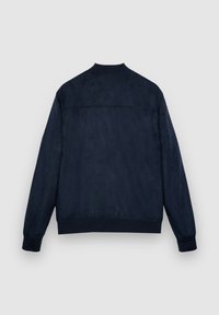 Marineblaue Bomberjacke mit glatter, strukturierter Oberfläche, geripptem Kragen und Bündchen sowie minimalen Nähten. Rückansicht zeigt ein schlichtes Design.