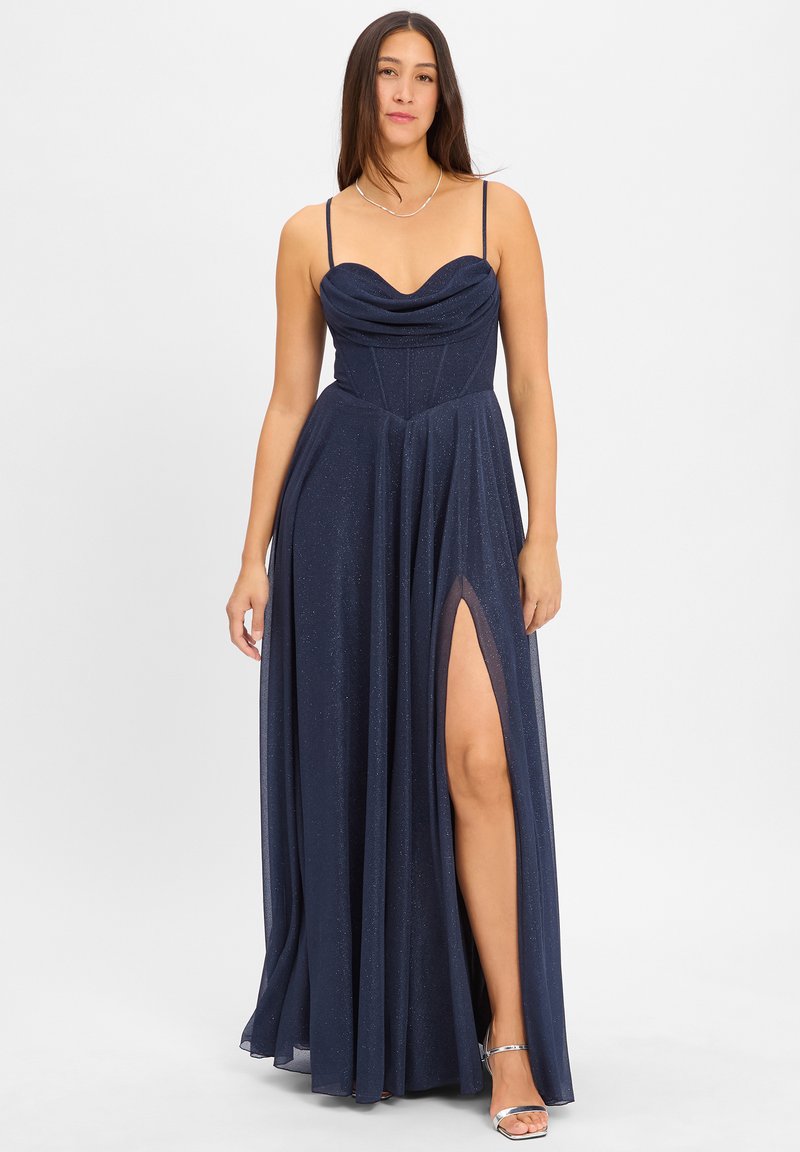 Navyblaues Abendkleid mit Cowl-Ausschnitt, Spaghettiträgern und einem hohen Schlitz an der Seite; aus strukturiertem, funkelndem Stoff gefertigt.