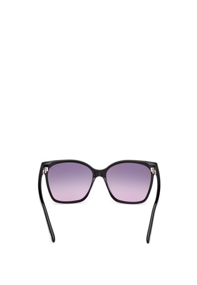 Musta aurinkolasit, joissa on nelikulmainen kehys, gradienttivioletit linssit ja tyylikkäät mustat varret. Varustettu hienovaraisilla hopeisilla yksityiskohdilla.