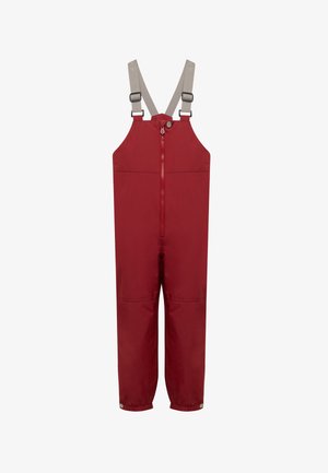 Rote wasserdichte Latzhose mit verstellbaren grauen Trägern, Frontreißverschluss und Druckknöpfen an den Knöcheln. Glatter, strapazierfähiger Stoff ohne Muster.