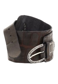 Cintura larga in pelle marrone con motivo testurizzato a coccodrillo, fibbia d'argento ornata e più fori per una regolazione adattabile.