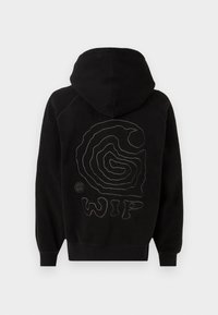 Felpa nera in pile con un design a spirale foderato e logo "WIP" sul retro. Presenta un cappuccio e polsini a coste per una vestibilità aderente.
