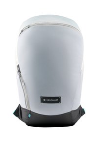 Zaino grigio e nero con una texture liscia, forma curva, cerniera laterale e un distintivo logo ben visibile sul davanti.