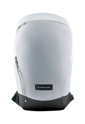 Zaino grigio e nero con una texture liscia, forma curva, cerniera laterale e un distintivo logo ben visibile sul davanti.