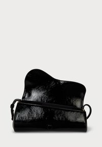 Fekete lakk bőr kézitáska egyedi hullámos felső kialakítással, egyszerű pánttal és lekerekített aljjal. A struktúrált felület mélységet ad.