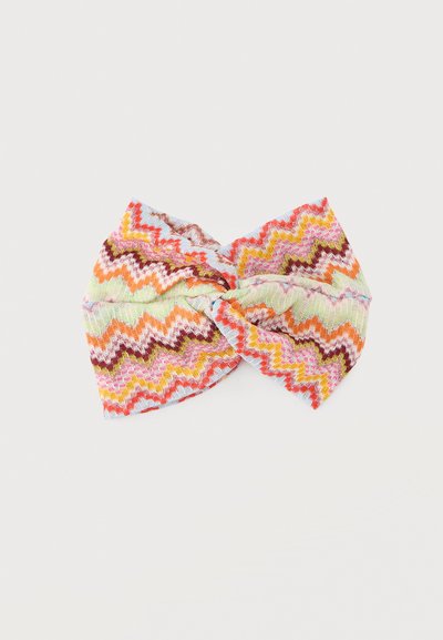Pletene krútené čelenka s farebným cikcak vzorom v odtieňoch oranžovej, žltej, ružovej, zelenej a hnedej na svetlom pozadí.